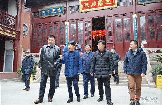 上海市黄浦区委常委、统战部部长沈权检查上海白云观春节消防安全工作