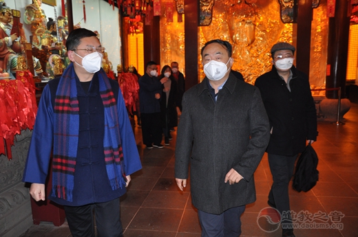 上海市委统战部领导除夕夜到上海城隍庙实地检查暂停对外开放后的应对情况