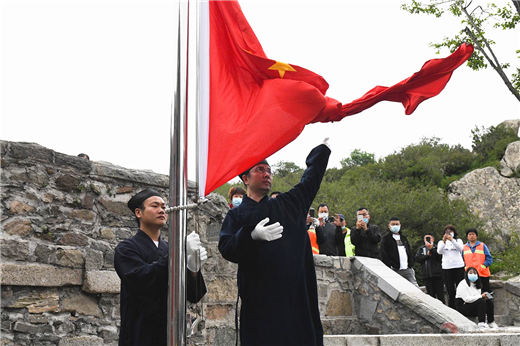 泰山碧霞祠正式恢复开放并举行升国旗仪式