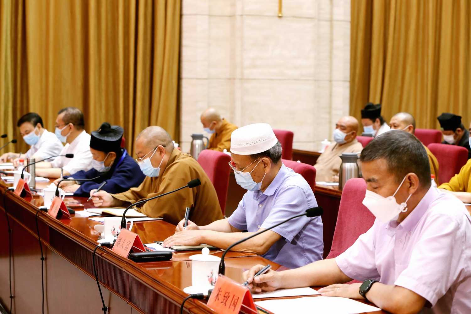 湖北全省宗教界代表人士座谈会在武汉举行