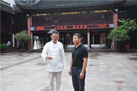 上海市民宗局副局长王凡到上海城隍庙检查指导恢复开放准备工作