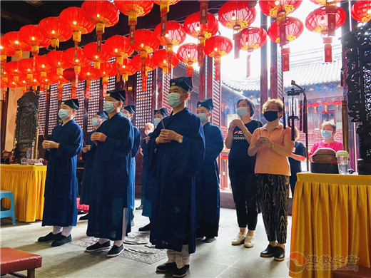 上海白云观有序恢复开放第一天举行升国旗仪式