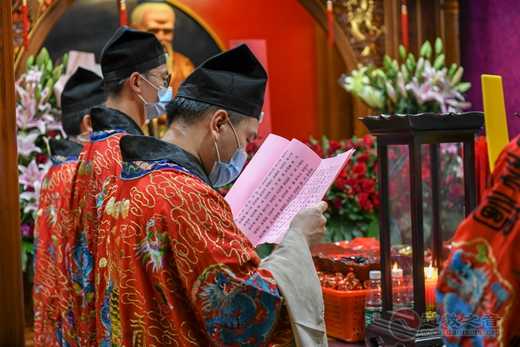 上海城隍庙举行“拜月老•顺姻缘”活动