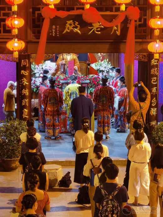 上海城隍庙举行“拜月老•顺姻缘”活动