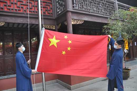 上海城隍庙举行升国旗仪式