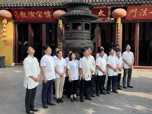 苏州城隍庙隆重举行升国旗仪式 庆祝“中华人民共和国成立71周年” 