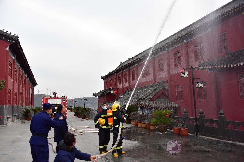 武当山道教学院开展2020年冬季消防安全应急救援演练