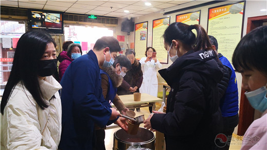 上海城隍庙开展“腊八节”送温暖活动