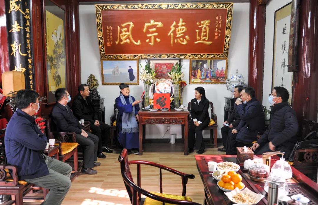 武汉市委常委、统战部部长杨玲一行到武汉长春观走访慰问