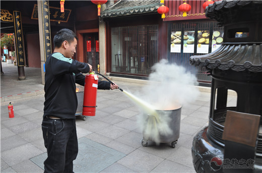 上海城隍庙举行春节消防培训及演练活动