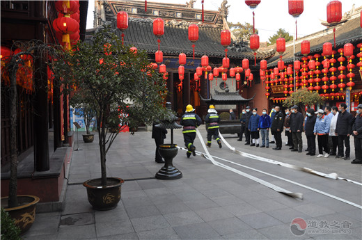 上海城隍庙举行春节消防培训及演练活动