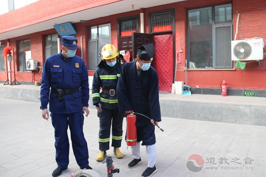 万柏林区南社消防救援站在居贤观进行消防安全演练