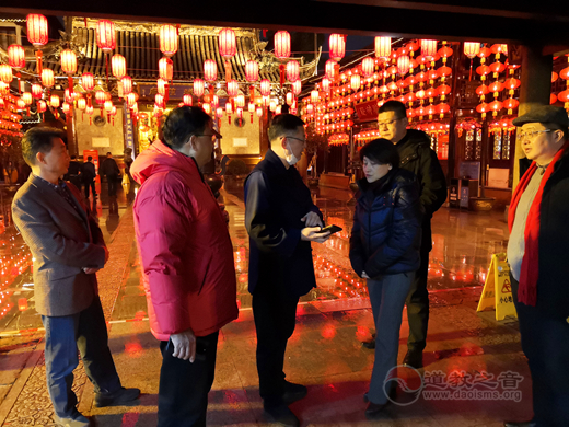 上海市民宗局、黄浦区领导除夕夜到上海城隍庙检查场所疫情防控及安全工作
