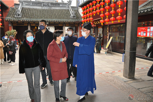 上海市委统战部常务副部长黄红、市民族宗教局局长花蓓到上海城隍庙检查疫情防控工作