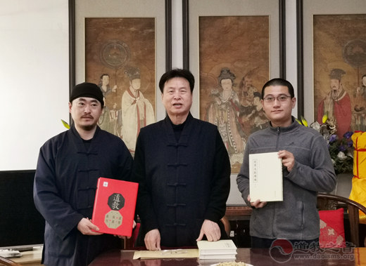 北京东岳庙向中国道教学院和北京市道教协会捐赠图书