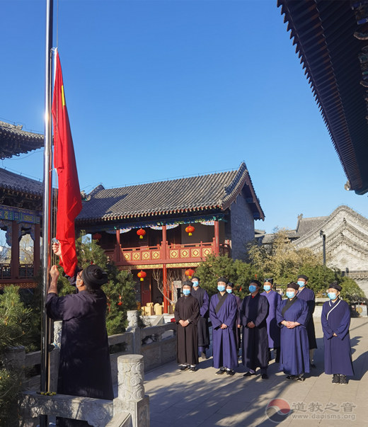 山东省青州市道协于场所恢复开放首日举行升国旗仪式
