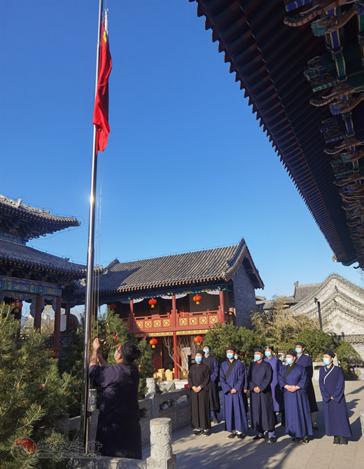 山东省青州市道协于场所恢复开放首日举行升国旗仪式