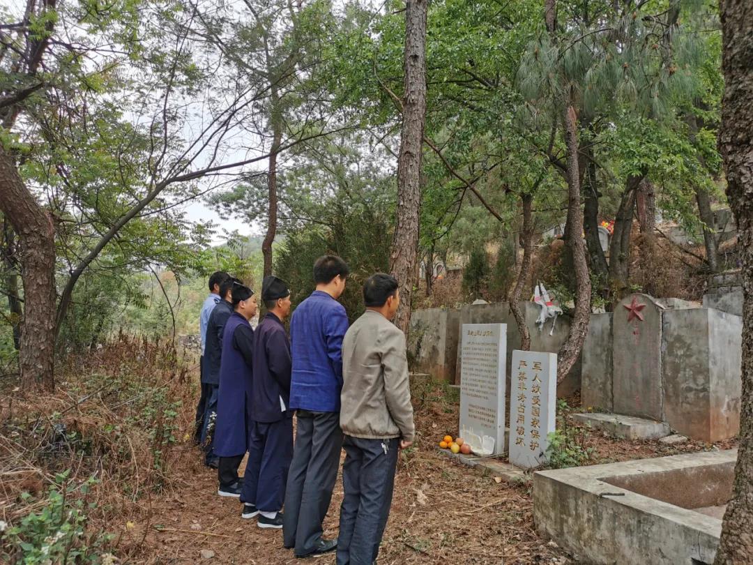 云南省道教协会祭扫五老山军人墓