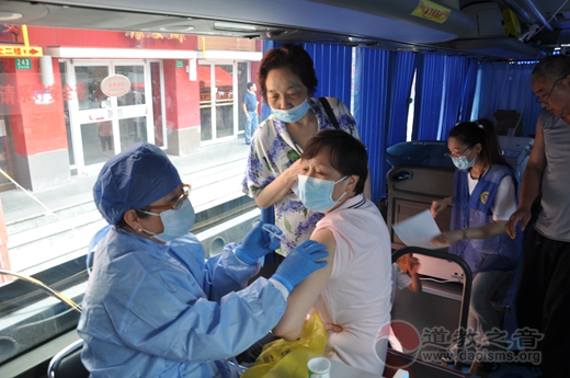 上海城隍庙设立新冠疫苗临时接种点为民众服务