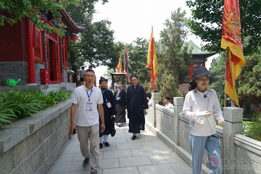 活动结束后，与会领导现场参观考察了邹峄山白云宫。