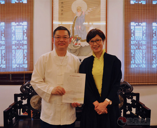 上海市黄浦区副区长李原到上海城隍庙走访并颁发感谢信