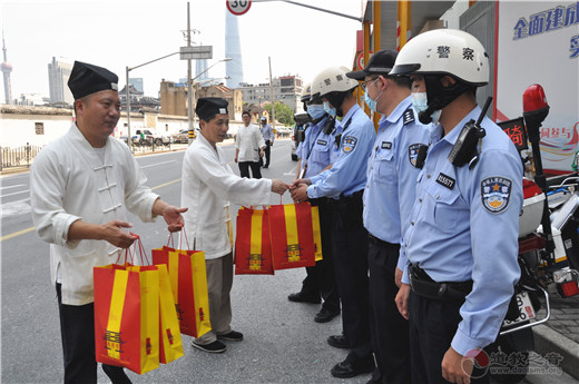 上海城隍庙慰问交警、城管一线执法队伍