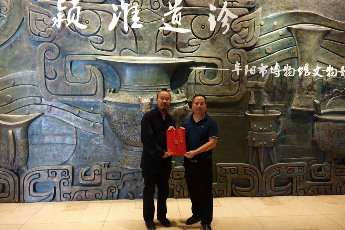 曲阜市道教协会副会长杨华道长向市博物馆捐赠手书《道德经》