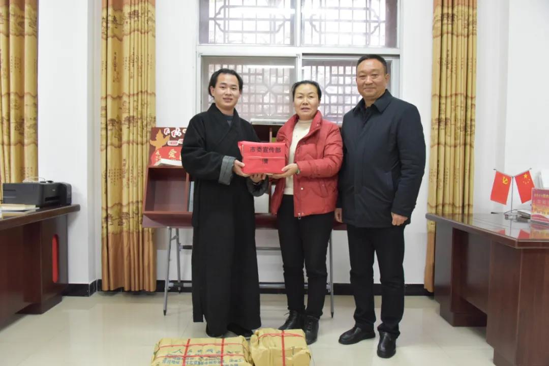 丹江口市宣传部为武当山道教学院捐赠图书