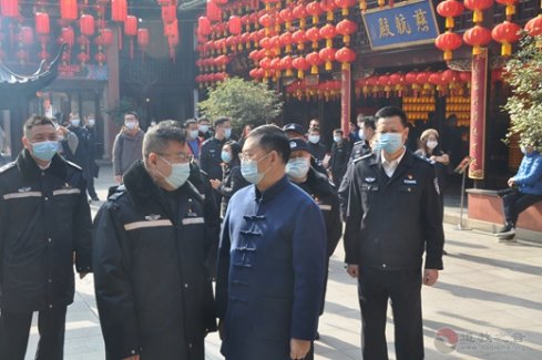 上海市副市长、市公安局局长舒庆到上海城隍庙检查节日安保工作