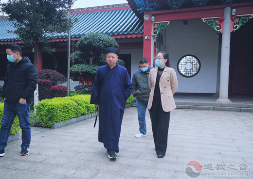 邵阳市民宗局党组书记、局长黄俊玲走访玉清宫和检查疫情防控工作