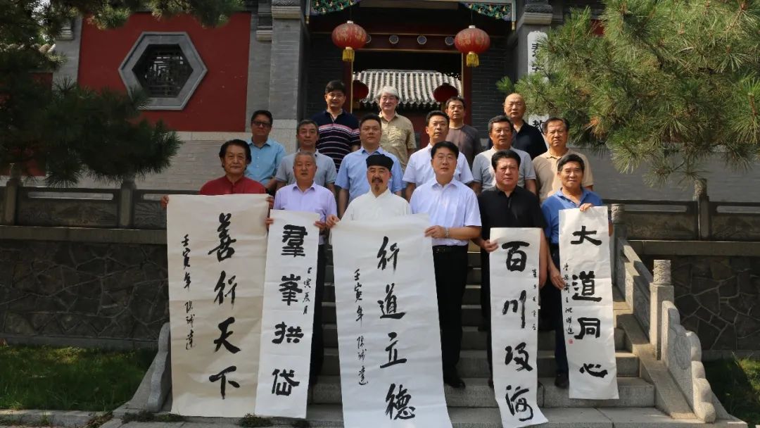 “大道同心—喜迎二十大 共筑中国梦”书画笔会在泰山灵应宫举办