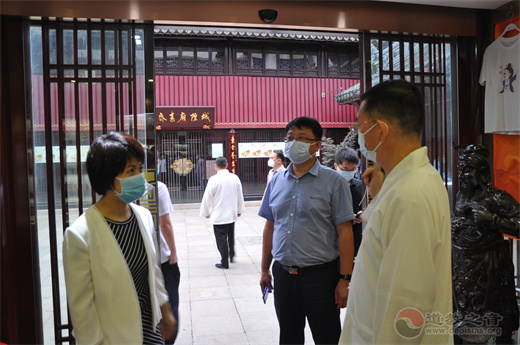 上海市黄浦区委常委、统战部部长卢正到上海城隍庙走访检查指导场所恢复开放防疫工作