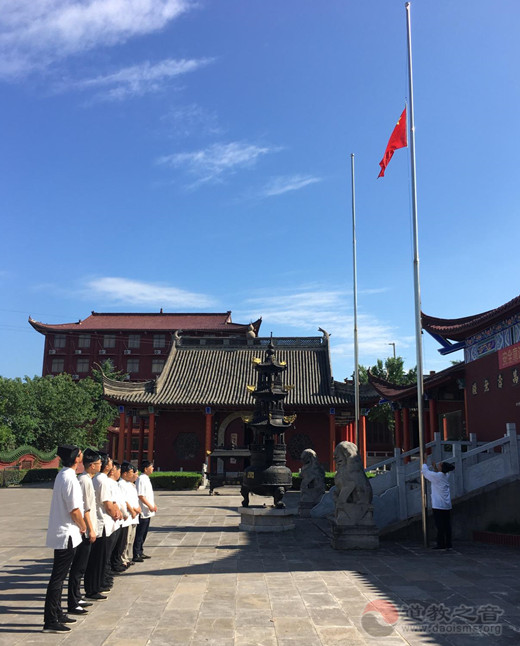 镇江市道协组织各场所举行庆“七一”升国旗仪式