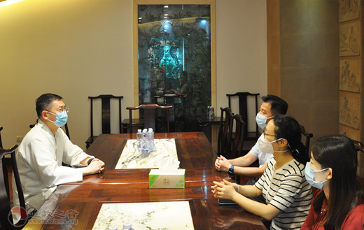 上海城隍庙向豫园街道捐赠防疫香囊