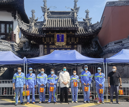 上海城隍庙慰问一线环卫工人