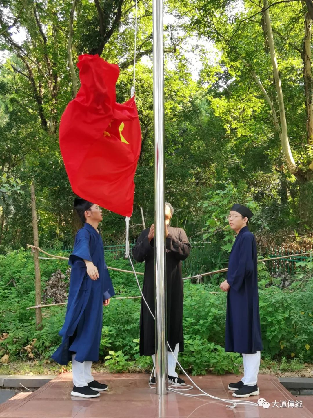 武汉大道观举行升国旗仪式庆祝中国人民解放军建军95周年