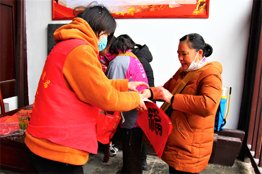 苏州城隍庙举行“送春联”公益活动