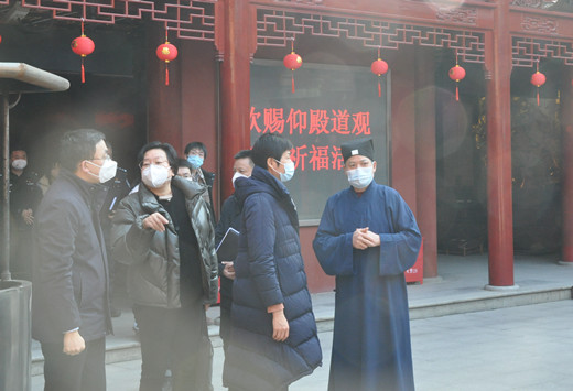 上海市浦东新区副区长左轶梅到钦赐仰殿道观检查春节香讯安全工作
