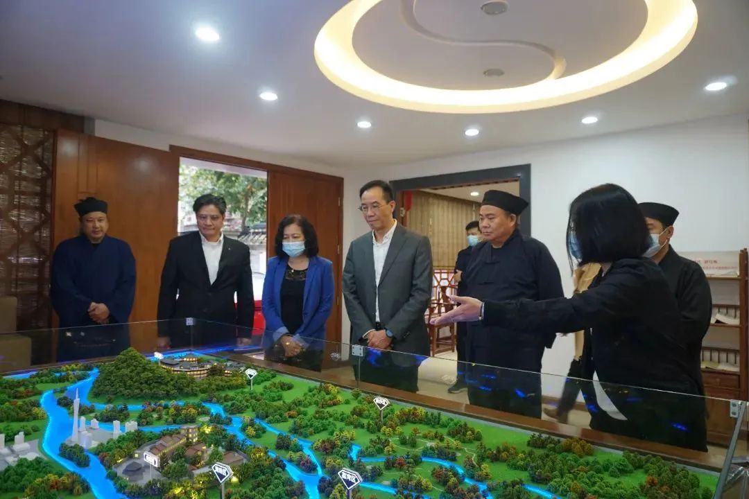 广州市政协副主席陈雄桥走访三元宫并与政协委员会谈