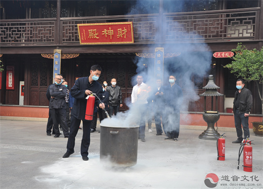 上海城隍庙举行消防培训及演练