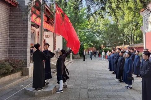 南岳道教协会组织南岳衡山各道观举行升国旗仪式