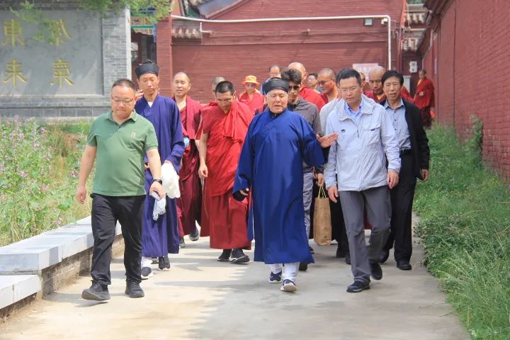 中国藏语系高级佛学院学员参访嵩山中岳庙学习道教文化