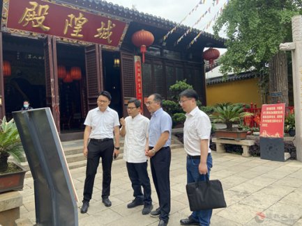 姑苏区统战部长陆德峰到苏州城隍庙走访调研