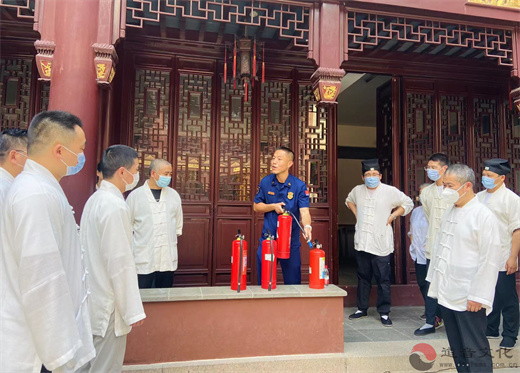 上海白云观举行消防安全知识培训与消防演练